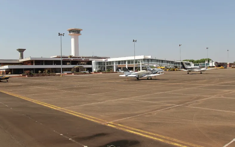 Avião que transportava R$ 15 milhões cai e moradores saqueiam dinheiro - Imagem