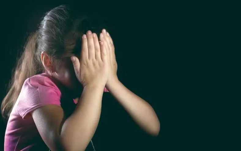 Avó, tio e vizinho são presos por estuprar criança de 10 anos - Imagem