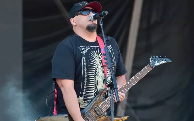 Cantor bolsonarista interrompe show e sai em defesa de Edson Gomes - Imagem
