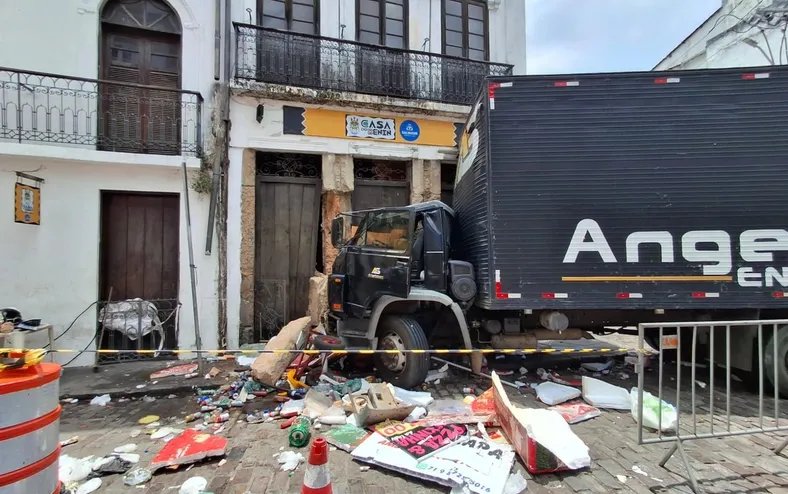 Casa do Benin é fechada temporariamente após caminhão atingir fachada - Imagem