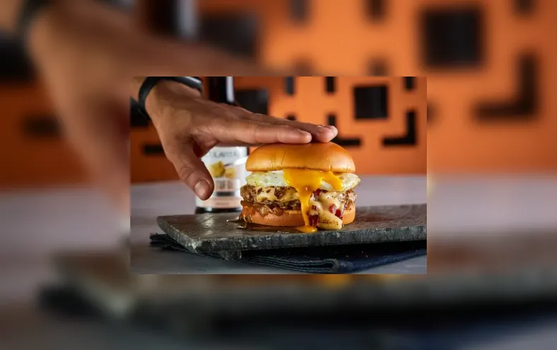 Casal combina receitas e cria hambúrguer de carbonara; faça em casa - Imagem