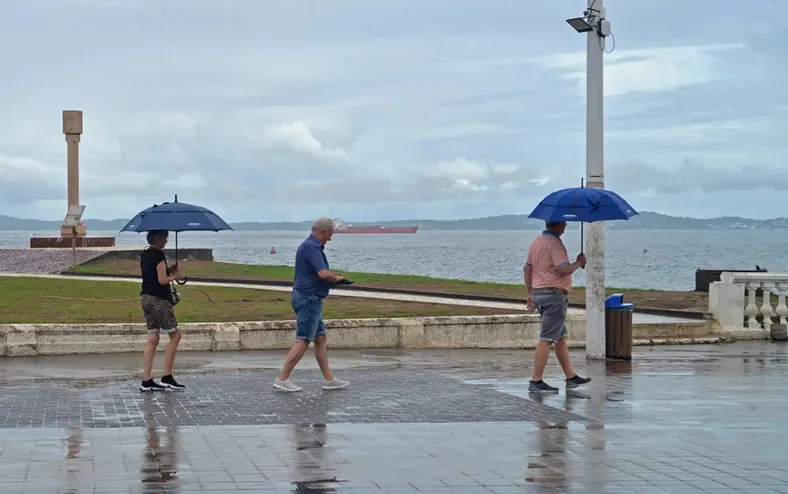 Chuva forte com raios e vento segue em Salvador e Codesal emite alerta - Imagem