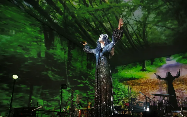 Com 60 músicos e orquestra, Marisa Monte traz turnê inédita a Salvador - Imagem