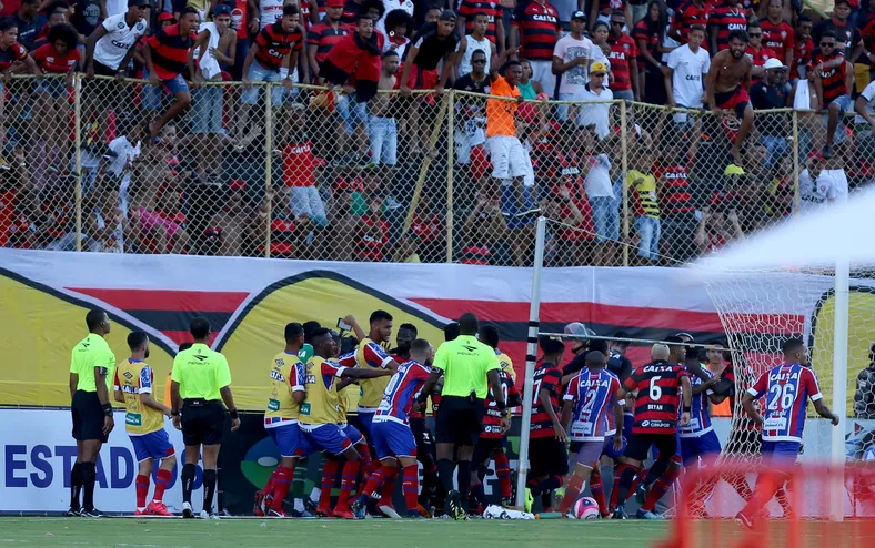 Com final na porta, ex-Bahia relembra briga e expulsões no BaVi da Paz - Imagem