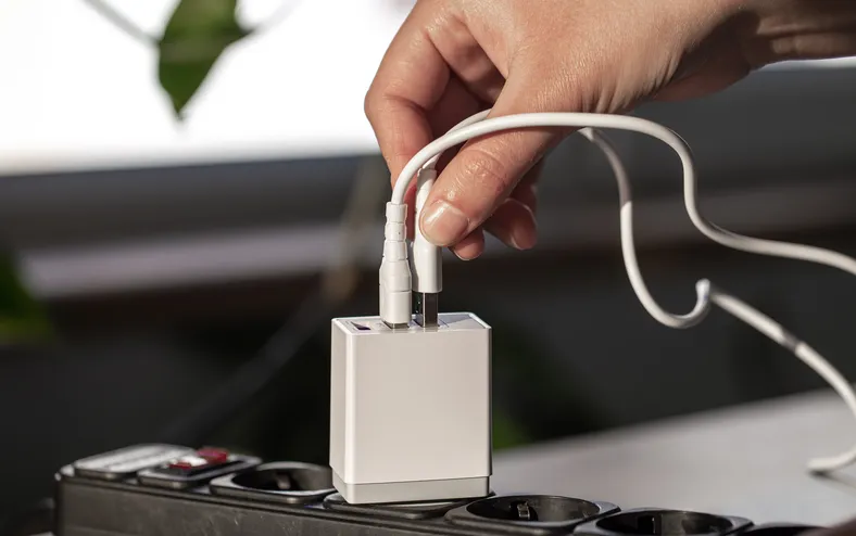 Deixar o carregador na tomada aumenta a conta de luz? Entenda riscos - Imagem