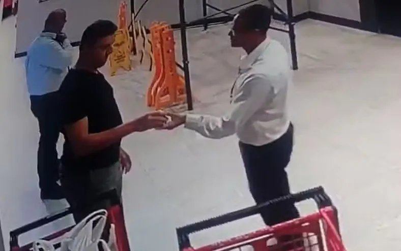 Delegado da PF é detido após tentar furtar iguaria de luxo em shopping - Imagem