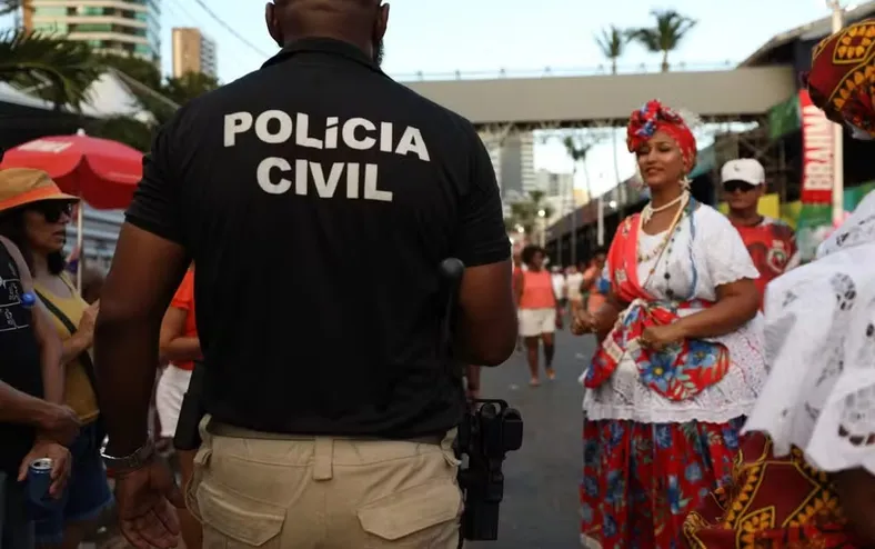 Duas pessoas são atingidas por seringas em circuito do Carnaval - Imagem