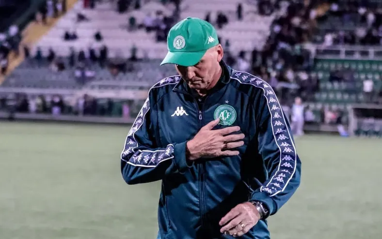 Em crise, próximo adversário do Vitória anuncia demissão de treinador - Imagem