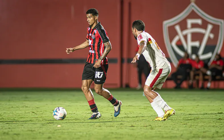 Em estreia como titular, Renê celebra primeiro gol pelo Vitória - Imagem