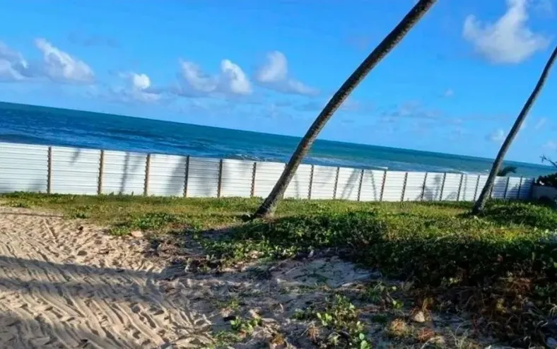 Empresa fecha acesso de moradores à praia em Camaçari e Justiça toma decisão - Imagem