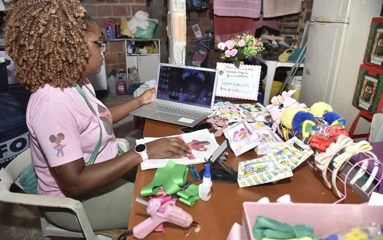De laços a crochê: mães atípicas empreendem para sobreviver - Imagem
