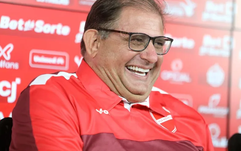 Ex-Bahia, Guto Ferreira tem início fantástico e já lidera a Série B com time goiano - Imagem