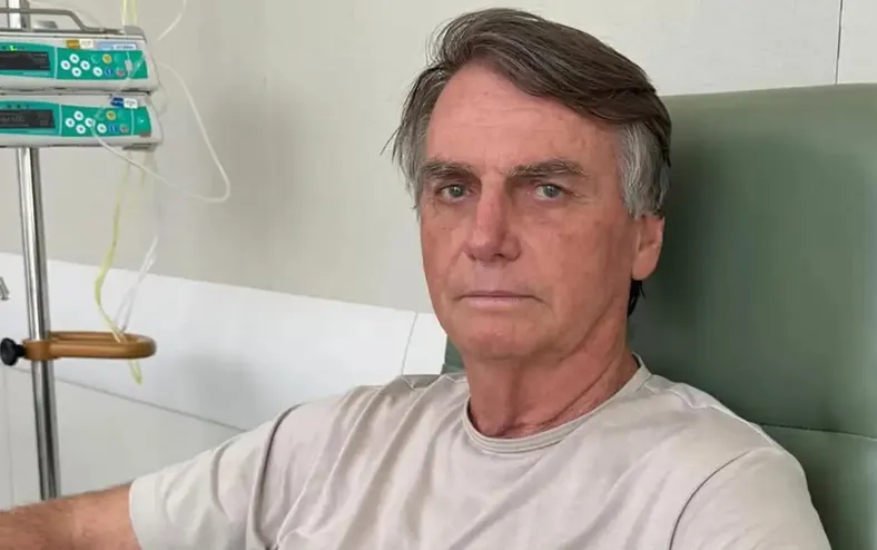 Ex-presidente Bolsonaro está 'inchado e irritado', diz Carlos Bolsonaro - Imagem