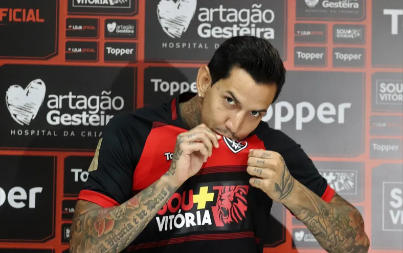 Ex-Vitória celebra aniversário em bar famoso de Salvador; veja imagens - Imagem