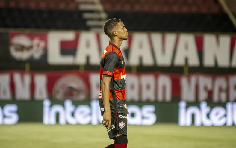 Ex-Vitória marca gol contra durante eliminação em torneio europeu - Imagem
