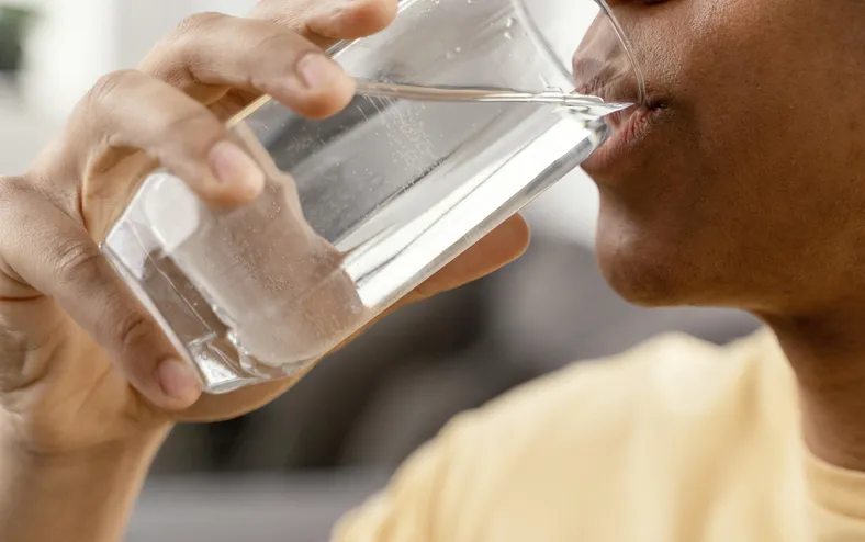 Excesso de água também faz mal? Saiba riscos de hábito considerado saudável - Imagem