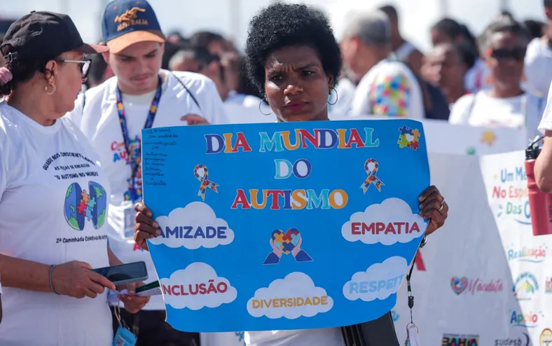 Famílias se reúnem em caminhada por inclusão de autistas em Salvador - Imagem