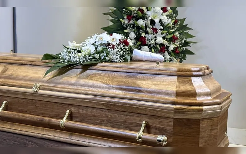 Filha é baleada durante velório da mãe e disparo atinge caixão - Imagem