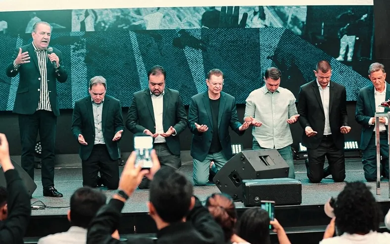 Flávio Bolsonaro mira evangélicos e vai a culto de Silas Malafaia - Imagem