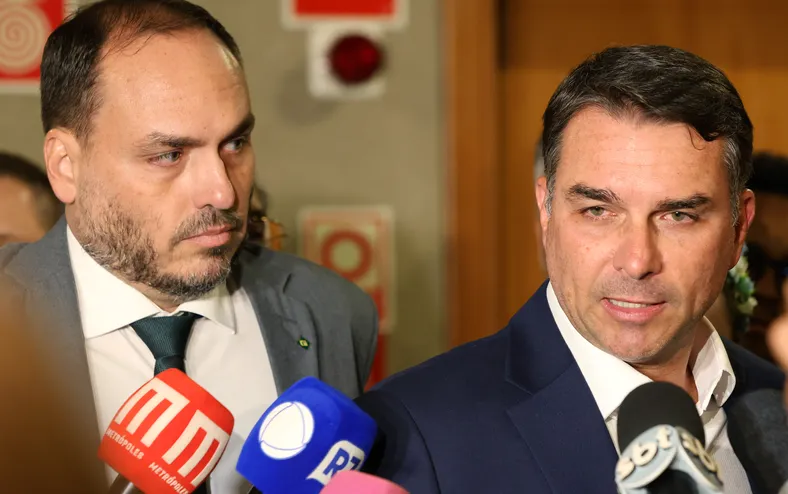 Flávio Bolsonaro provoca Lula após desistência do petista; entenda - Imagem