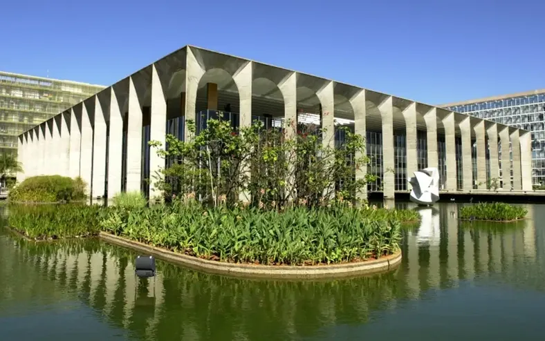 Governo brasileiro reage e funcionário americano deixa país após crise com Trump - Imagem