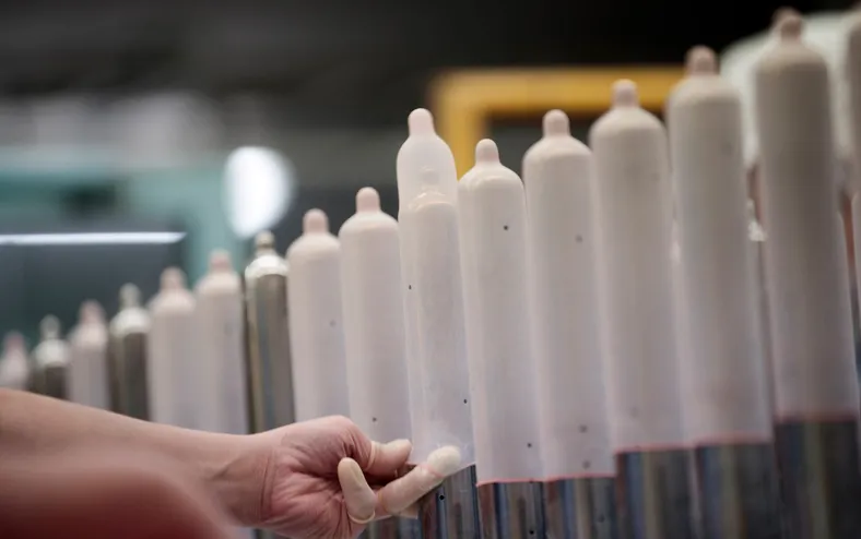 Guerra pode elevar preço da camisinha para R$ 32 no Brasil; entenda - Imagem