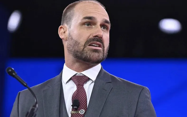 Hipócrita? Fala de Eduardo Bolsonaro contra prisão domiciliar viraliza - Imagem