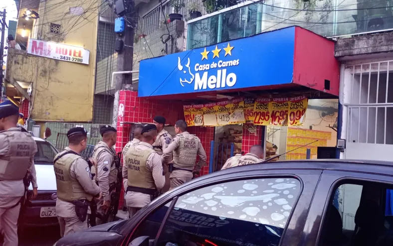 Homem armado com faca invade açougue e causa pânico em Pernambués - Imagem