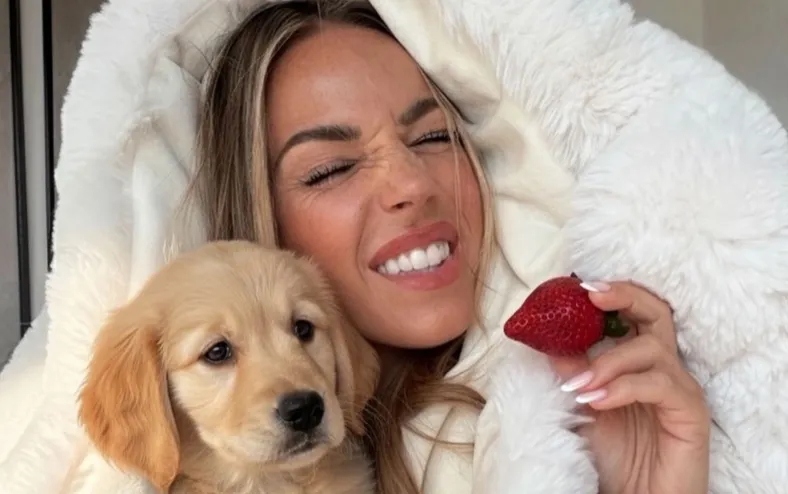 Influenciadora abandona cão em meio à guerra e é detonada na web - Imagem