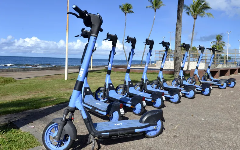 Irmãos usam patinetes elétricos para cometer roubos na orla de Salvador - Imagem