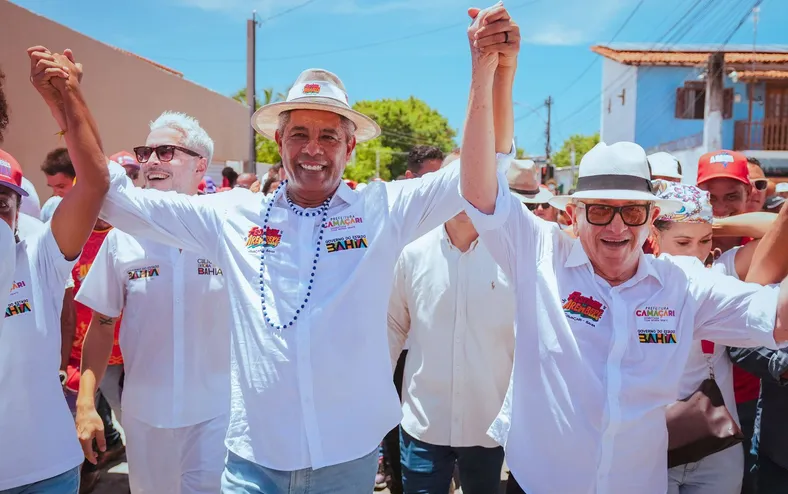 Jerônimo e Caetano caminham com multidão na abertura da Lavagem de Arembepe - Imagem