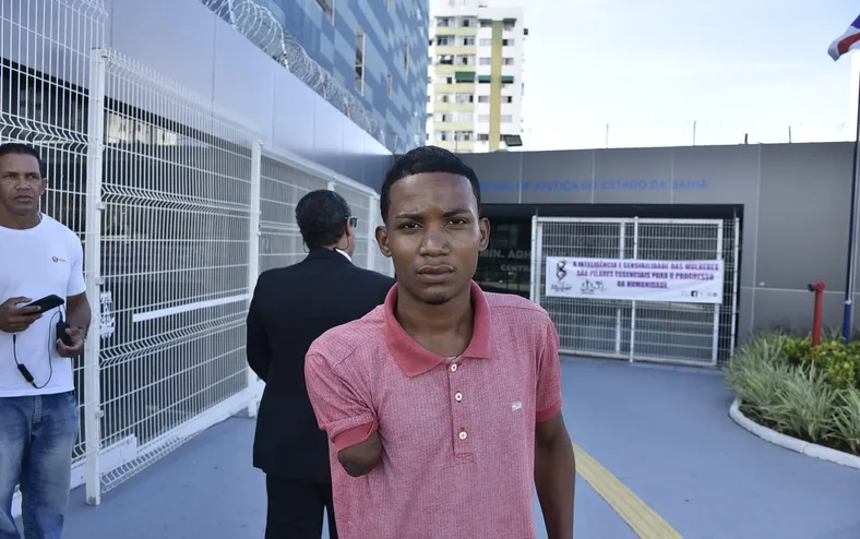 Jovem que perdeu braço em Cajazeiras diz viver de 'bicos' e pede justiça - Imagem
