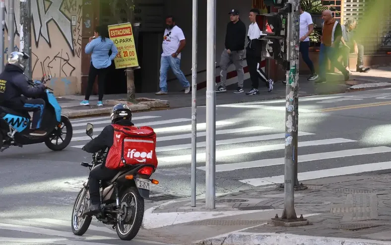 Lei em Salvador proíbe entregadores de subir em prédios - Imagem