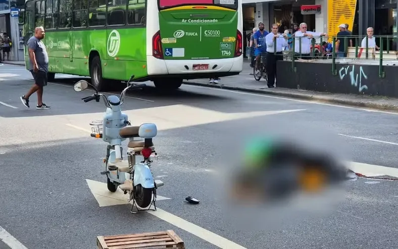 Mãe e filho de bicicleta elétrica morrem atropelados por ônibus - Imagem