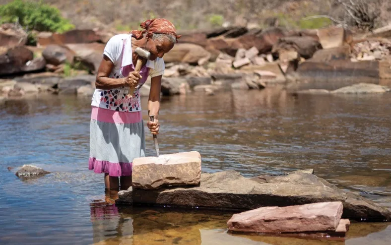 Menos de 20 centavos por pedra: a vida das mulheres que quebram rochas na Chapada - Imagem