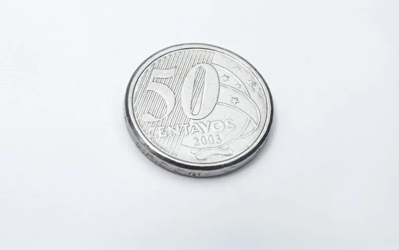 Moeda de 50 centavos esquecida na carteira pode valer até R$ 200 - Imagem