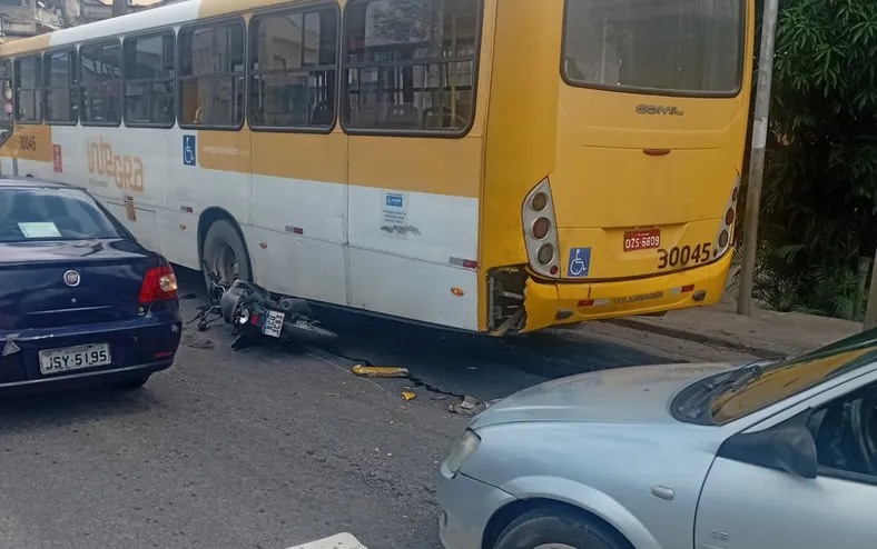 Moto vai parar embaixo de ônibus após acidente em Salvador - Imagem