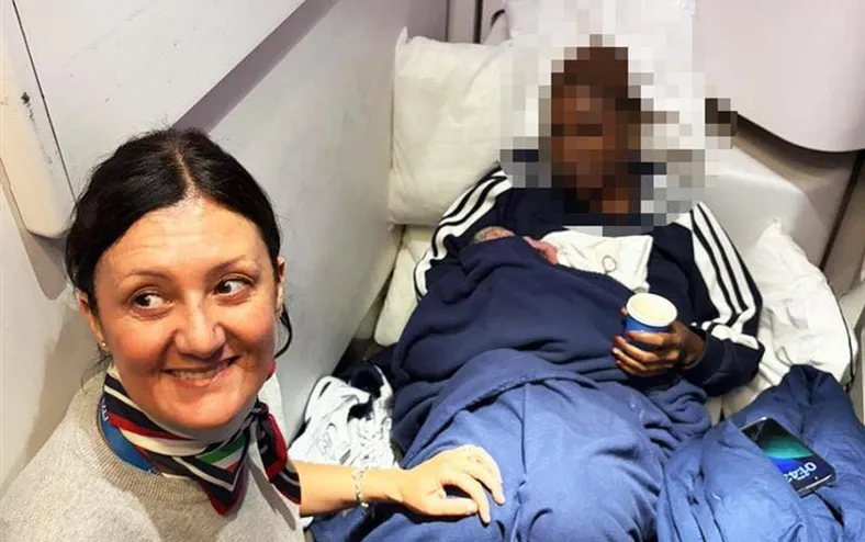 Mulher entra em trabalho de parto em avião e bebê nasce durante voo - Imagem
