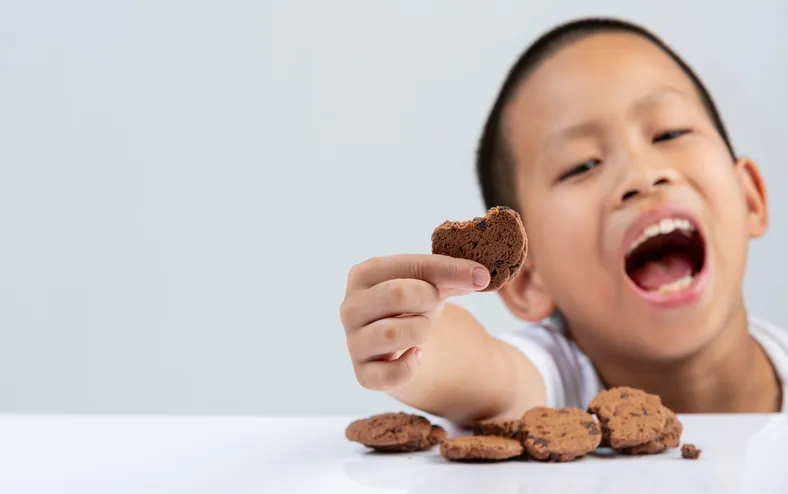 Nuggets e bolachas podem deixar seu filho mais agressivo; entenda - Imagem