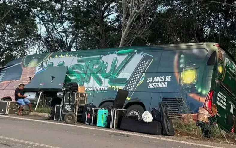 Ônibus da Mastruz com Leite bate após desviar de buraco na BR-226 - Imagem