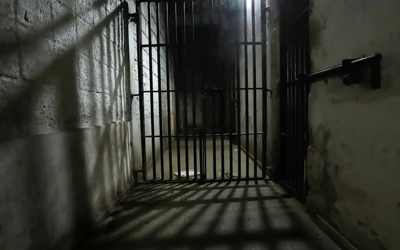 Pai é preso por estuprar próprio filho após criança revelar traição - Imagem