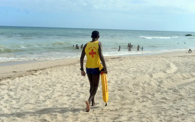 Pai morre afogado ao salvar filho na Praia do Flamengo em Salvador - Imagem
