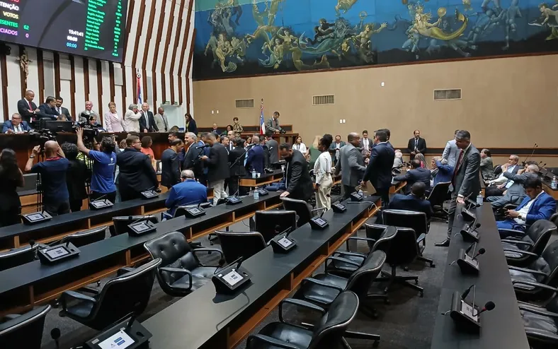 Partidos abrigam candidatos em massa e evitam votos desperdiçados na Alba - Imagem