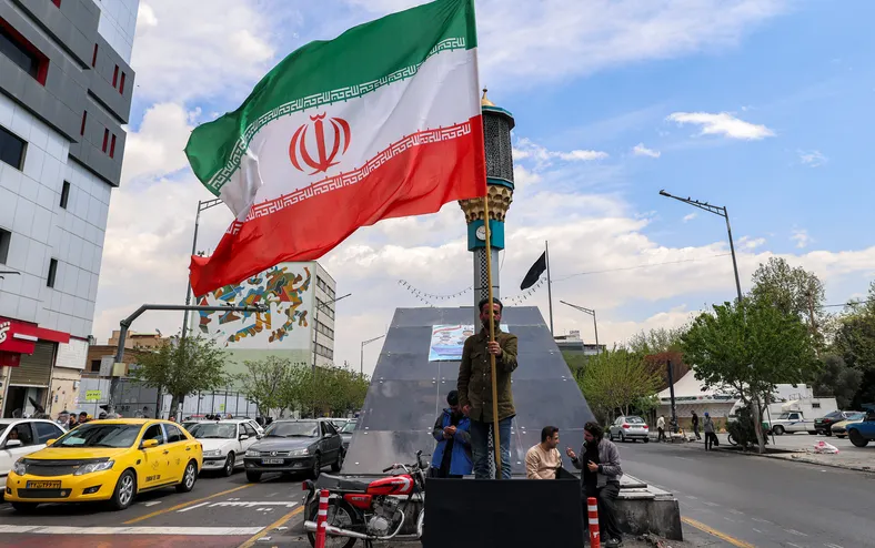 Petróleo dispara e barril supera R$ 566 com ameaça de Trump ao Irã - Imagem