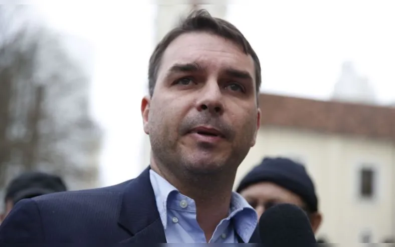 Presidente do PT faz críticas e pede ofensiva contra Flávio Bolsonaro - Imagem