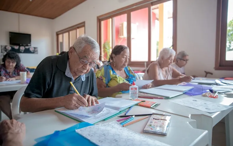 Projeto alfabetiza e dá letramento digital grátis a idosos em Salvador - Imagem