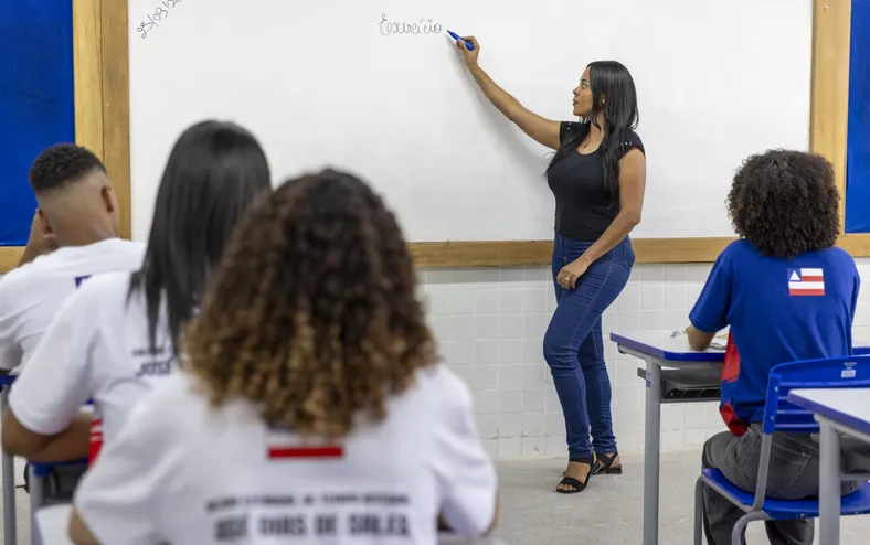Projeto do novo salário dos professores chega à Alba com reajuste em 2026 - Imagem