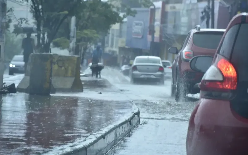 Salvador segue com chuva, mas massa de ar quente favorece clima seco - Imagem