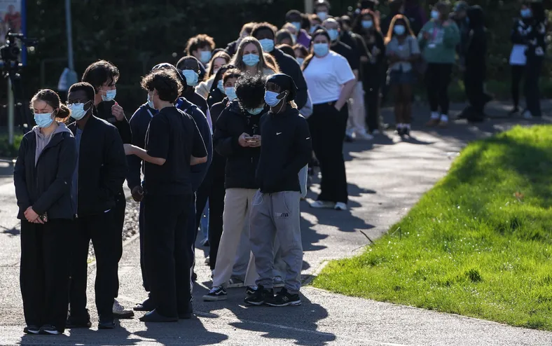 Surto de meningite mata dois na Inglaterra e liga alerta para brasileiros na Europa - Imagem