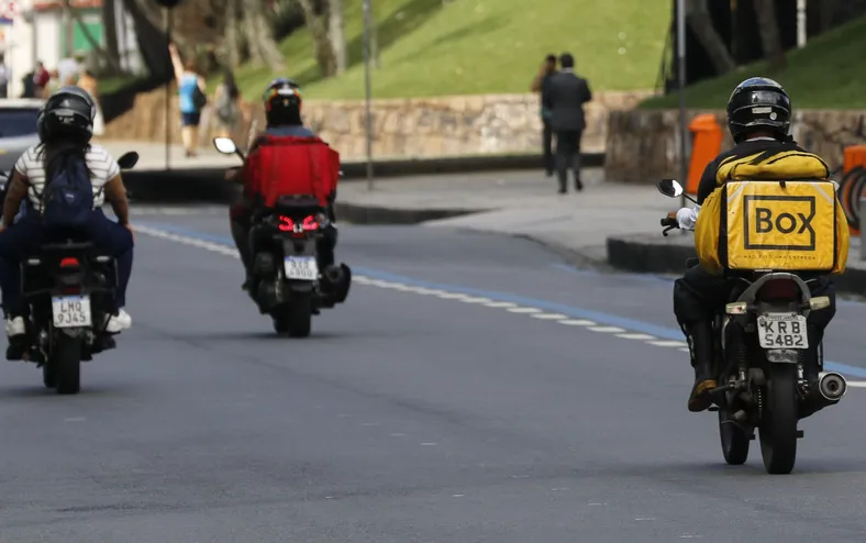 Trabalha de moto? Seu salário vai aumentar 30% com nova regra no Brasil - Imagem